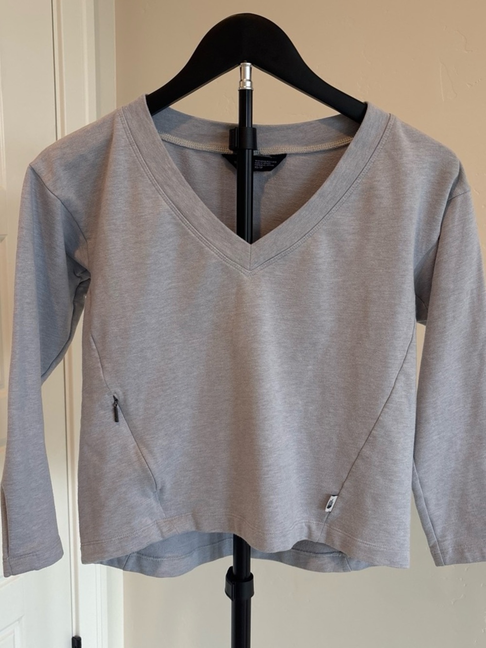 The North Face Gray V-Neck Pullover Women’s XS Zip Pockets